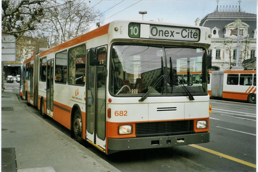 (083'416) - TPG Genve - Nr. 682 - NAW/Hess Gelenktrolleybus am 6. Mrz 2006 in Genve, 22-Cantons
