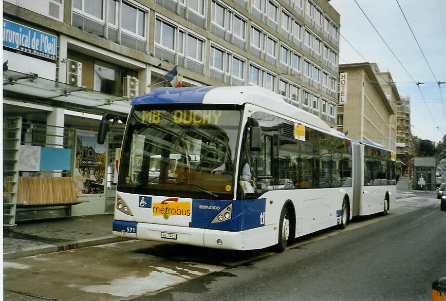 (083'634) - TL Lausanne - Nr. 571/VD 1481 - Van Hool am 6. Mrz 2006 beim Bahnhof Lausanne