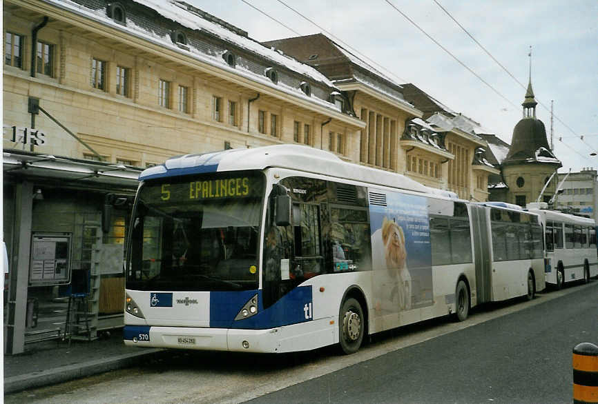 (083'636) - TL Lausanne - Nr. 570/VD 454'282 - Van Hool am 6. Mrz 2006 beim Bahnhof Lausanne