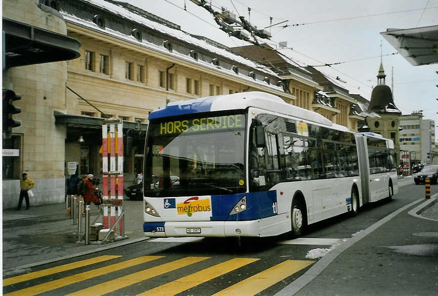 (083'824) - TL Lausanne - Nr. 573/VD 1587 - Van Hool am 6. Mrz 2006 beim Bahnhof Lausanne