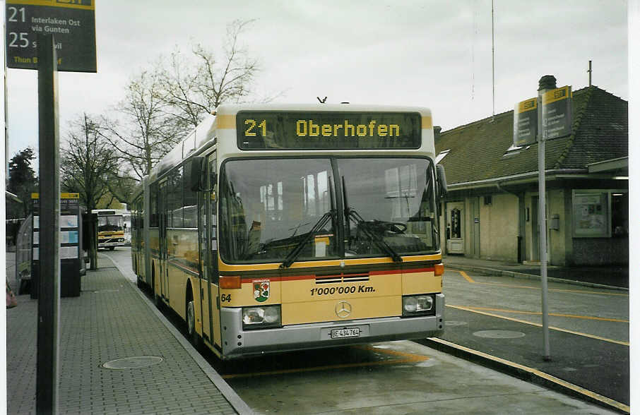 (084'222) - STI Thun - Nr. 64/BE 434'764 - Mercedes am 13. April 2006 beim Bahnhof Thun