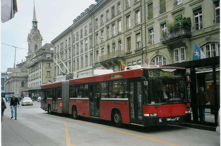 (084'819) - Bernmobil, Bern - Nr. 12 - NAW/Hess Gelenktrolleybus am 10. Mai 2006 beim Bahnhof Bern