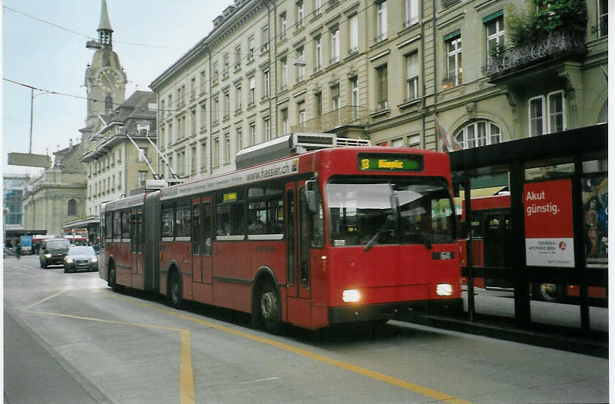 (084'905) - Bernmobil, Bern - Nr. 64 - Volvo/R&J Gelenktrolleybus am 10. Mai 2006 beim Bahnhof Bern