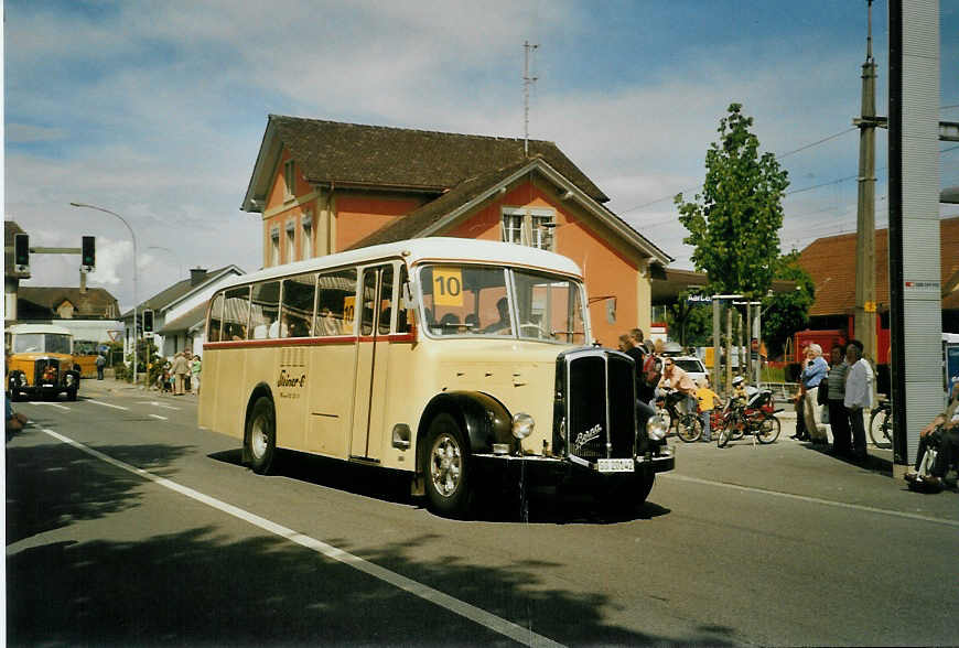 (085'016) - Steiner, Messen - SO 20'142 - Berna/Hess (ex Brtschi, Biberen) am 13. Mai 2006 beim Bahnhof Aarberg