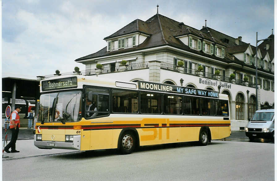 (085'129) - STI Thun - Nr. 61/BE 452'461 - Mercedes/R&J am 17. Mai 2006 beim Bahnhof Thun