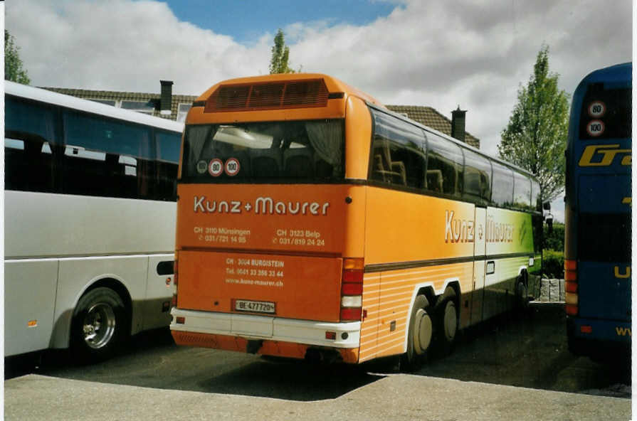 (085'219) - Aus der Schweiz: Kunz+Maurer, Burgistein - Nr. 20/BE 477'720 - Neoplan am 19. Mai 2006 in Rust, Europapark