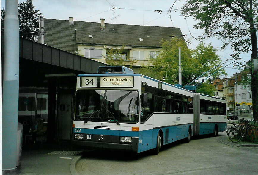 (085'610) - VBZ Zrich - Nr. 132 - Mercedes Gelenktrolleybus am 25. Mai 2006 in Zrich, Klusplatz