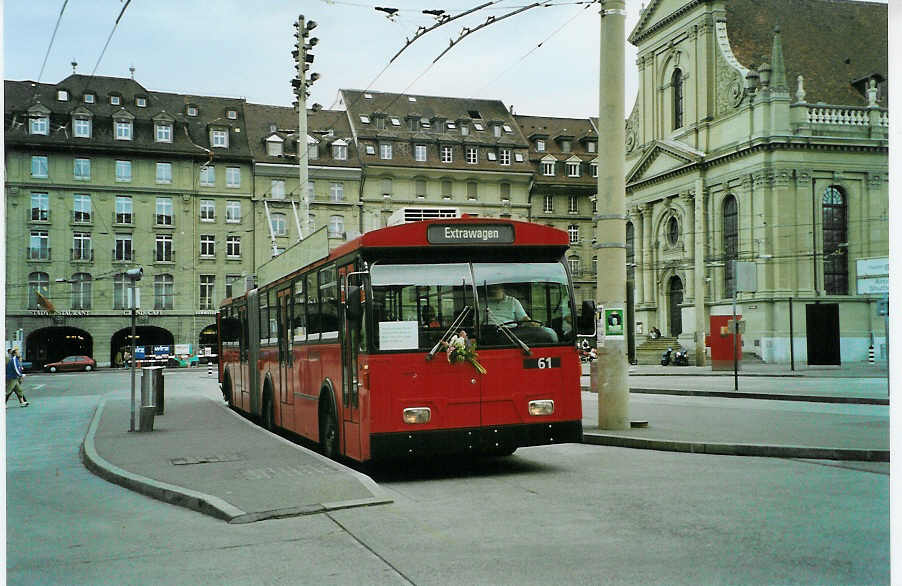 (085'702) - Bernmobil, Bern - Nr. 61 - FBW/Hess Gelenktrolleybus am 28. Mai 2006 beim Bahnhof Bern