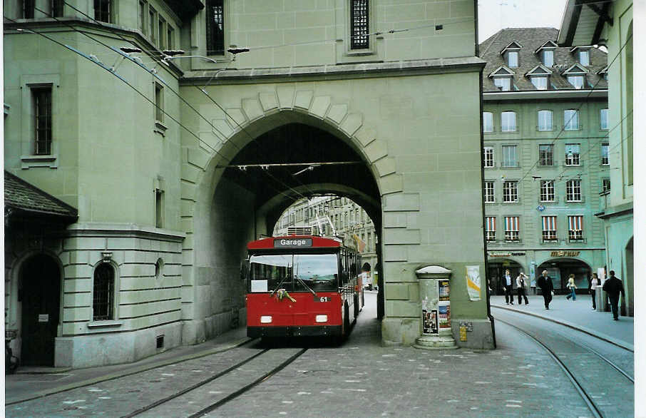 (085'725) - Bernmobil, Bern - Nr. 61 - FBW/Hess Gelenktrolleybus am 28. Mai 2006 in Bern, Kfigturm
