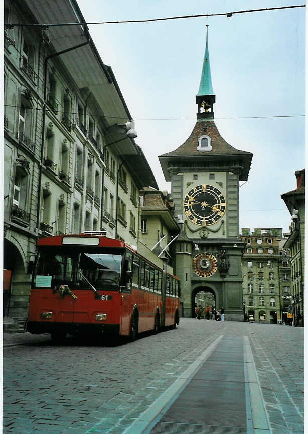 (085'728) - Bernmobil, Bern - Nr. 61 - FBW/Hess Gelenktrolleybus am 28. Mai 2006 in Bern, Zytglogge