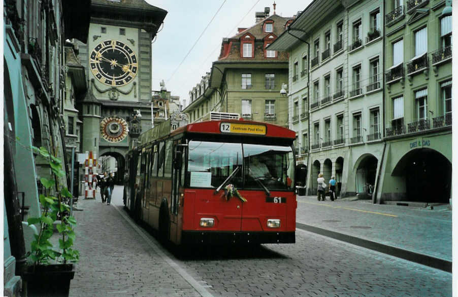 (085'730) - Bernmobil, Bern - Nr. 61 - FBW/Hess Gelenktrolleybus am 28. Mai 2006 in Bern, Zytglogge