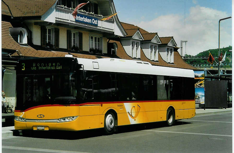 (085'816) - PostAuto Bern - BE 610'539 - Solaris am 3. Juni 2006 beim Bahnhof Interlaken Ost