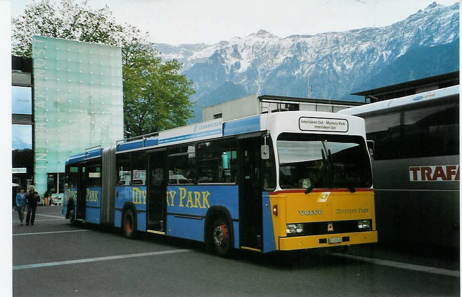 (085'821) - PostAuto Bern - BE 610'549 - Volvo/R&J (ex VB Biel Nr. 133) am 4. Juni 2006 beim Bahnhof Interlaken Ost