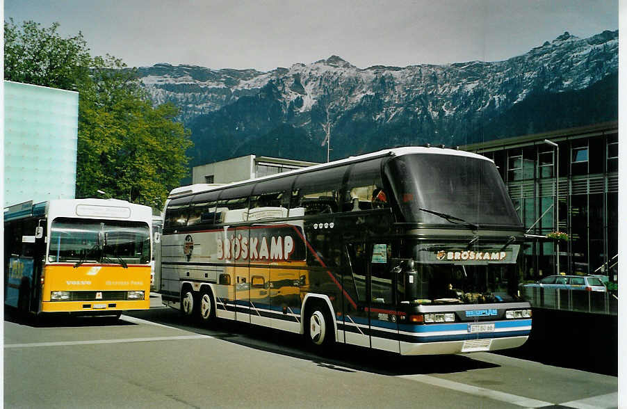 (085'828) - Aus Deutschland: Brskamp, Harsewinkel - Nr. 6/GT-BO 66 - Neoplan am 4. Juni 2006 beim Bahnhof Interlaken Ost