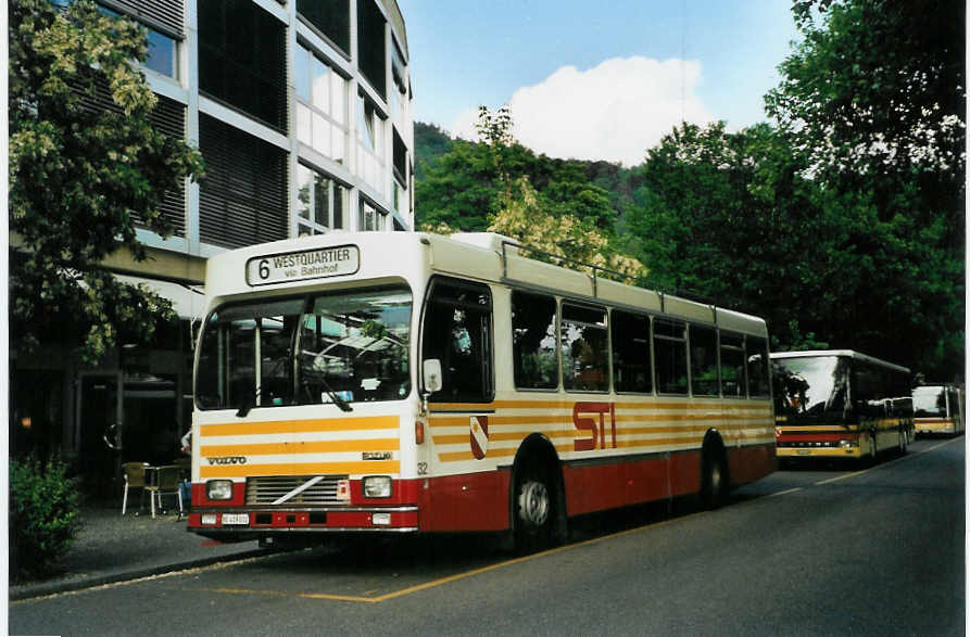 (085'921) - STI Thun - Nr. 32/BE 419'032 - Volvo/R&J (ex SAT Thun Nr. 32) am 6. Juni 2006 bei der Schifflndte Thun