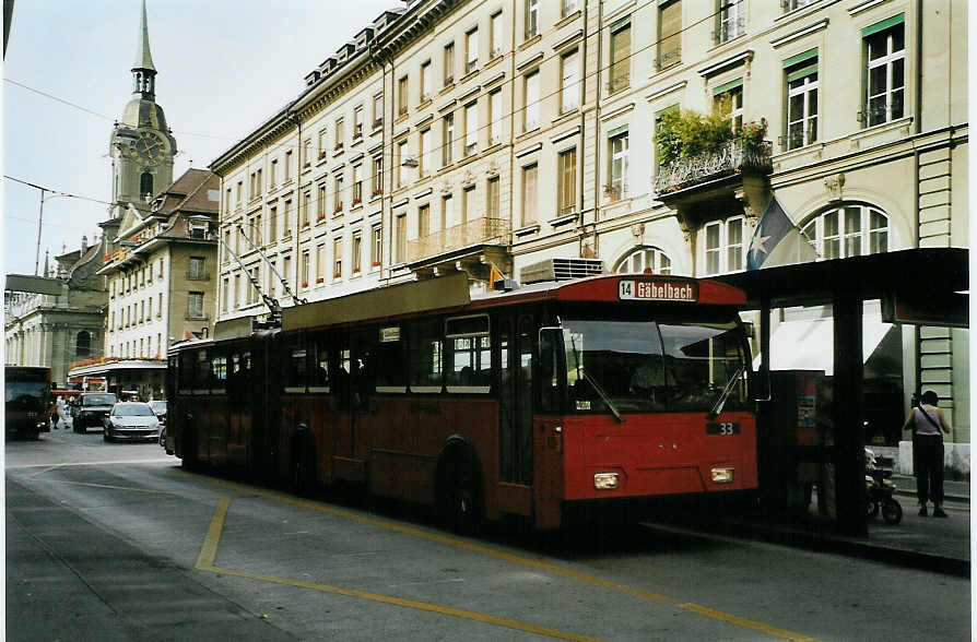(086'228) - Bernmobil, Bern - Nr. 33 - FBW/Hess Gelenktrolleybus am 16. Juni 2006 beim Bahnhof Bern
