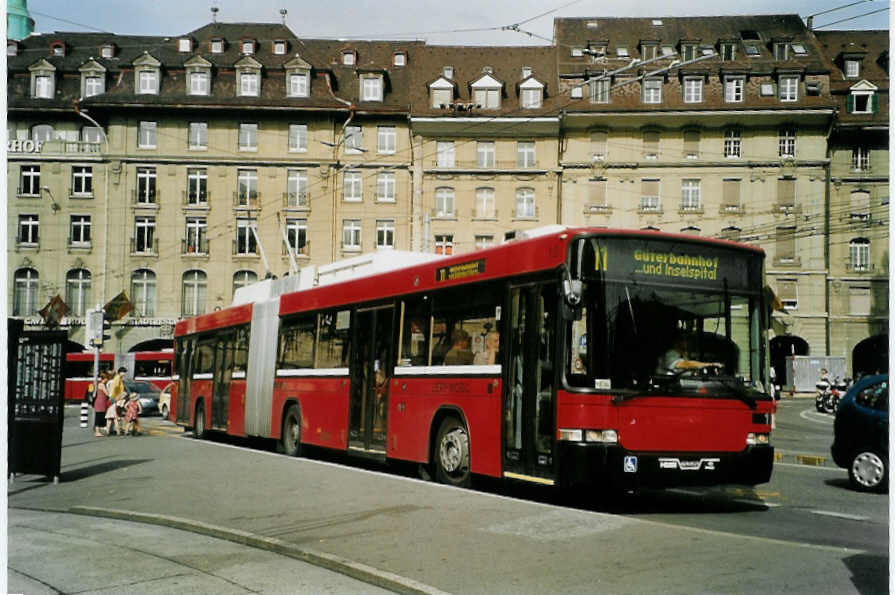 (086'236) - Bernmobil, Bern - Nr. 10 - NAW/Hess Gelenktrolleybus am 16. Juni 2006 beim Bahnhof Bern