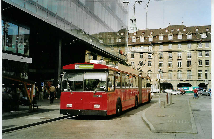 (086'300) - Bernmobil, Bern - Nr. 57 - FBW/Hess Gelenktrolleybus am 16. Juni 2006 beim Bahnhof Bern