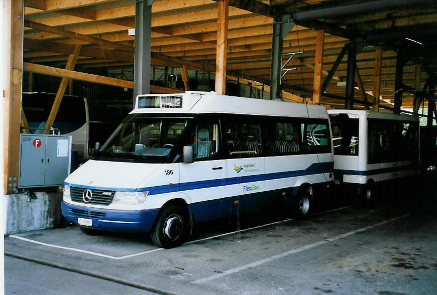 (086'718) - ZVB Zug - Nr. 186/ZG 65'867 - Mercedes (ex Nr. 129) am 18. Juni 2006 in Zug, Garage