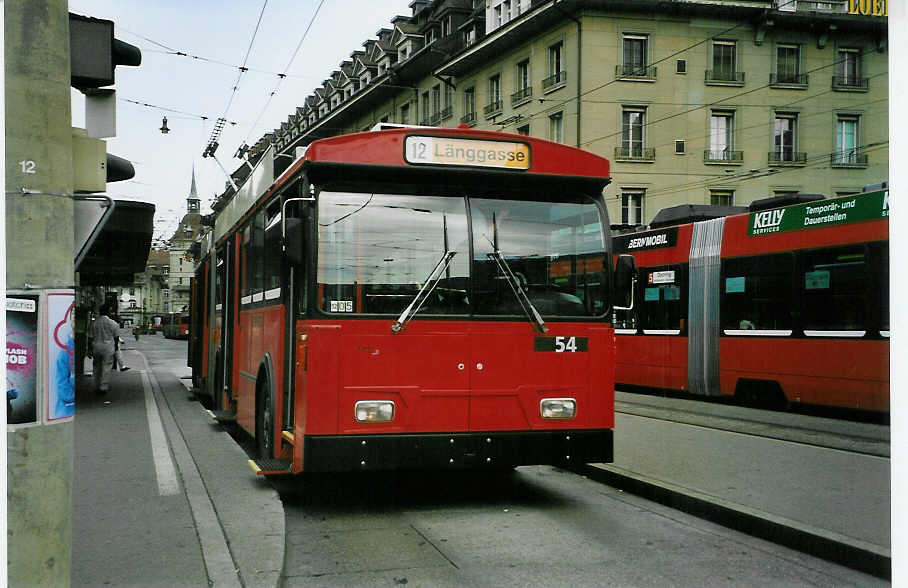 (087'032) - Bernmobil, Bern - Nr. 54 - FBW/Hess Gelenktrolleybus am 25. Juni 2006 beim Bahnhof Bern
