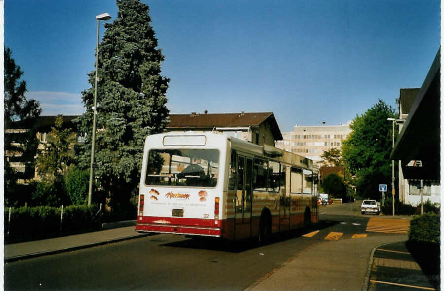 (087'107) - STI Thun - Nr. 32/BE 419'032 - Volvo/R&J (ex SAT Thun Nr. 32) am 29. Juni 2006 in Thun-Lerchenfeld, Waldeck