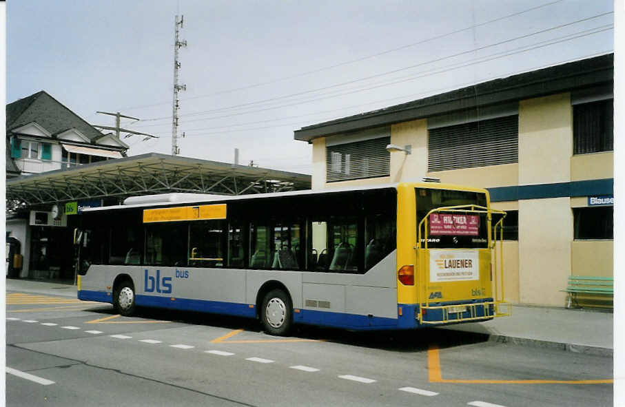 (087'227) - AFA Adelboden - Nr. 93/BE 26'705 - Mercedes (ex Nr. 5) am 9. Juli 2006 beim Bahnhof Frutigen