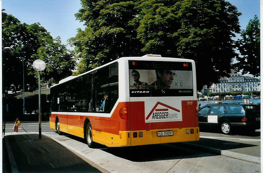 (087'605) - VBL Luzern - Nr. 717/LU 15'020 - Mercedes (ex Nr. 569) am 25. Juli 2006 beim Bahnhof Luzern