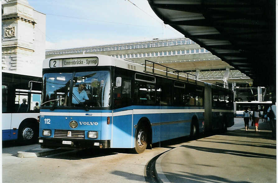 (087'621) - VBL Luzern - Nr. 112/LU 15'019 - Volvo/R&J am 25. Juli 2006 beim Bahnhof Luzern