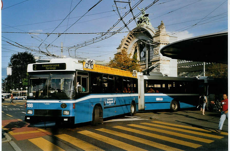 (087'628) - VBL Luzern - Nr. 188 - NAW/Hess Gelenktrolleybus am 25. Juli 2006 beim Bahnhof Luzern