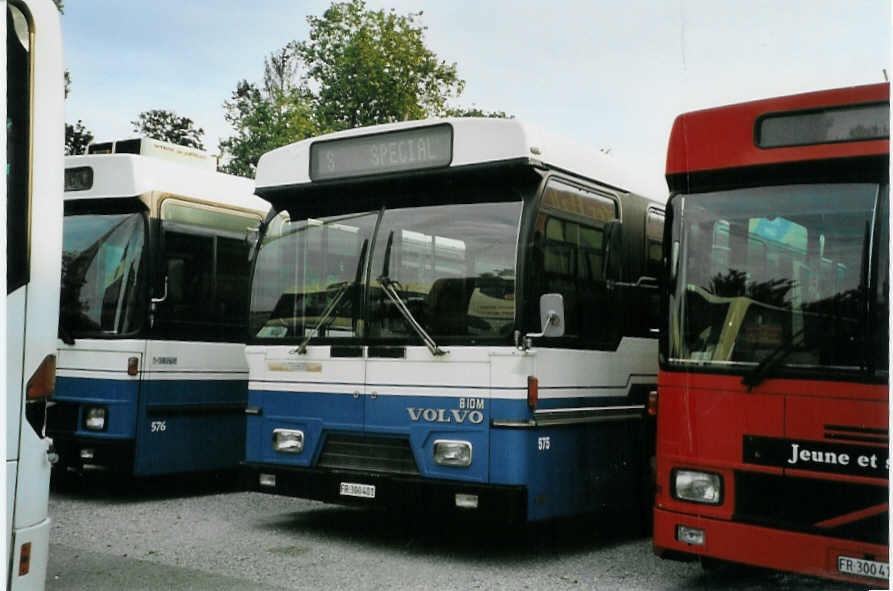 (087'701) - TPF Fribourg - Nr. 575/FR 300'401 - Volvo/Hess (ex TF Fribourg Nr. 175) am 26. Juli 2006 in Fribourg, Garage (Teilaufnahme)