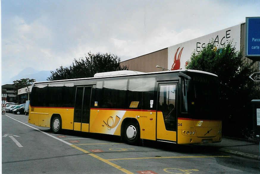 (087'900) - MOB Montreux - VS 89'443 - Volvo am 26. Juli 2006 beim Bahnhof Aigle