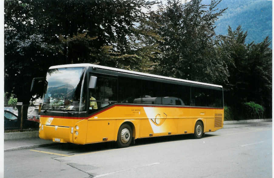 (087'905) - PostAuto Wallis - VS 243'991 - Renault (ex P 25'200) am 26. Juli 2006 beim Bahnhof Martigny