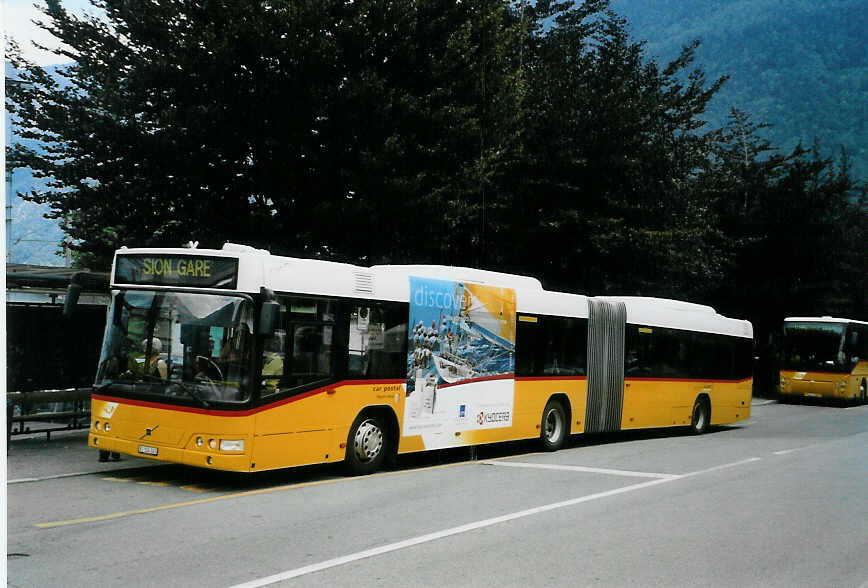 (087'906) - Buchard, Leytron - VS 104'345 - Volvo am 26. Juli 2006 beim Bahnhof Martigny
