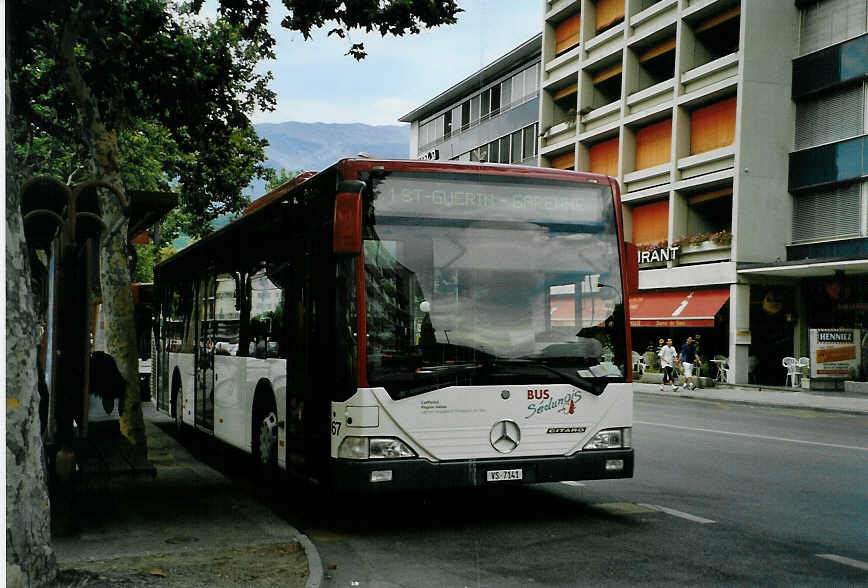 (087'912) - Lathion, Sion - Nr. 67/VS 7141 - Mercedes am 26. Juli 2006 beim Bahnhof Sion