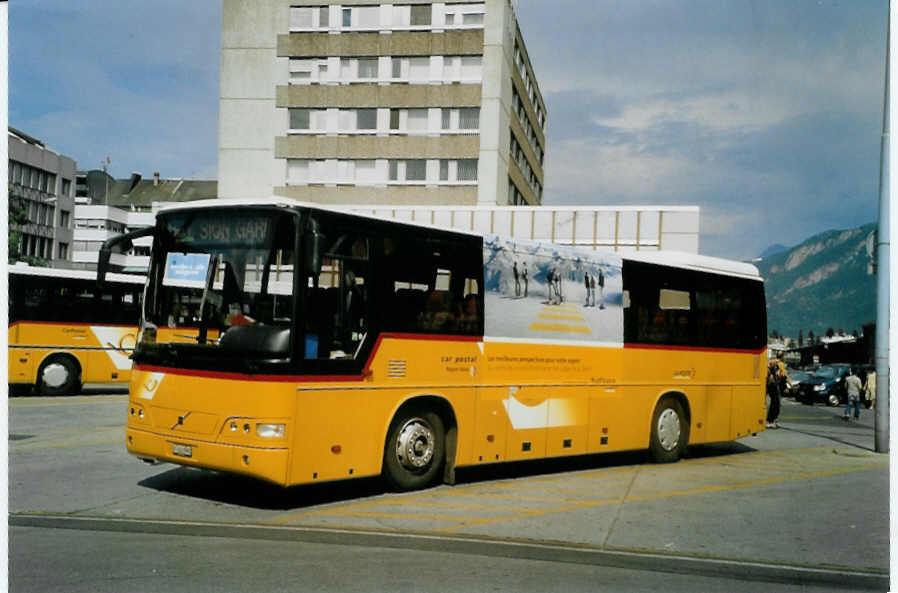 (087'934) - PostAuto Wallis - Nr. 3/VS 243'990 - Volvo (ex P 25'143) am 26. Juli 2006 beim Bahnhof Sion