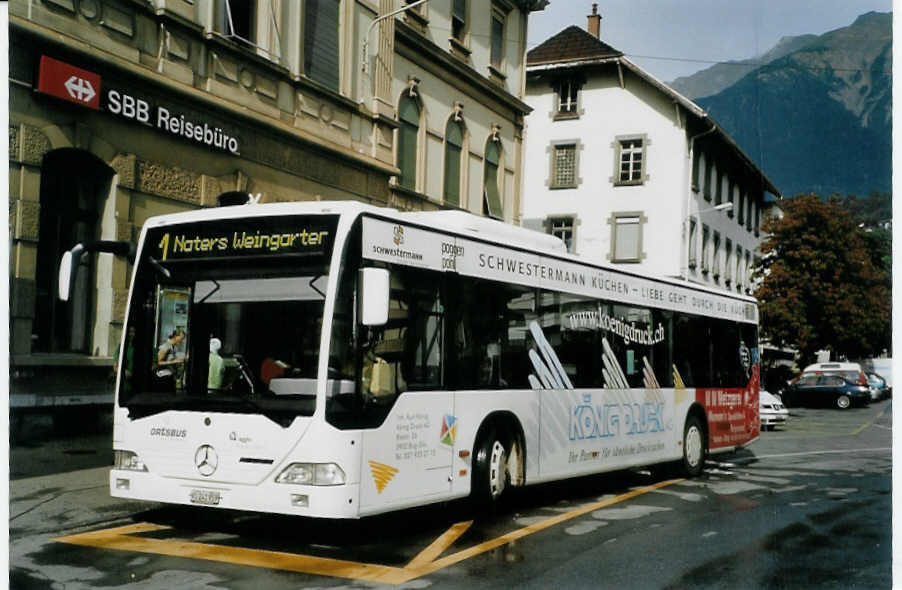 (088'009) - PostAuto Wallis - VS 241'959 - Mercedes am 26. Juli 2006 beim Bahnhof Brig