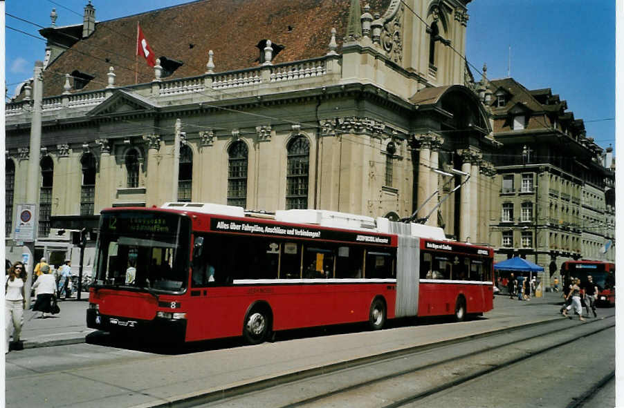 (088'301) - Bernmobil, Bern - Nr. 8 - NAW/Hess Gelenktrolleybus am 29. Juli 2006 beim Bahnhof Bern