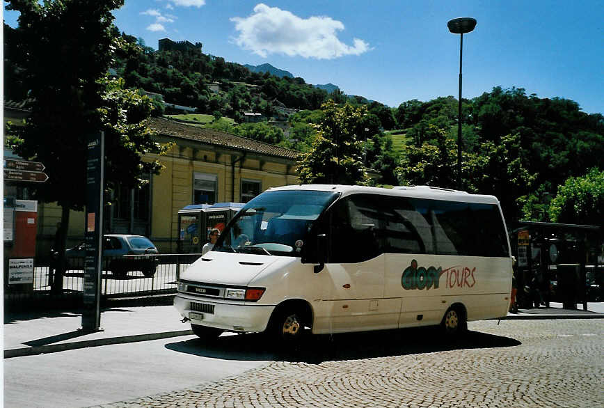 (088'507) - Giosy, S. Antonio - TI 129'830 - Iveco am 2. August 2006 beim Bahnhof Bellinzona