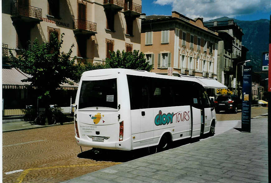 (088'508) - Giosy, S. Antonio - TI 129'830 - Iveco am 2. August 2006 beim Bahnhof Bellinzona