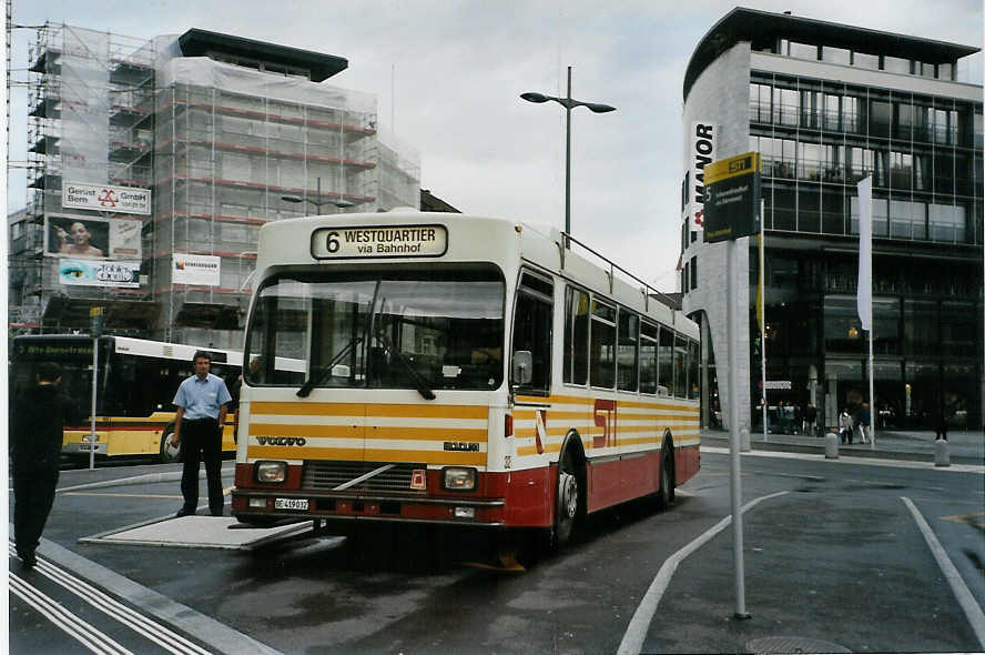 (089'813) - STI Thun - Nr. 32/BE 419'032 - Volvo/R&J (ex SAT Thun Nr. 32) am 1. Oktober 2006 beim Bahnhof Thun