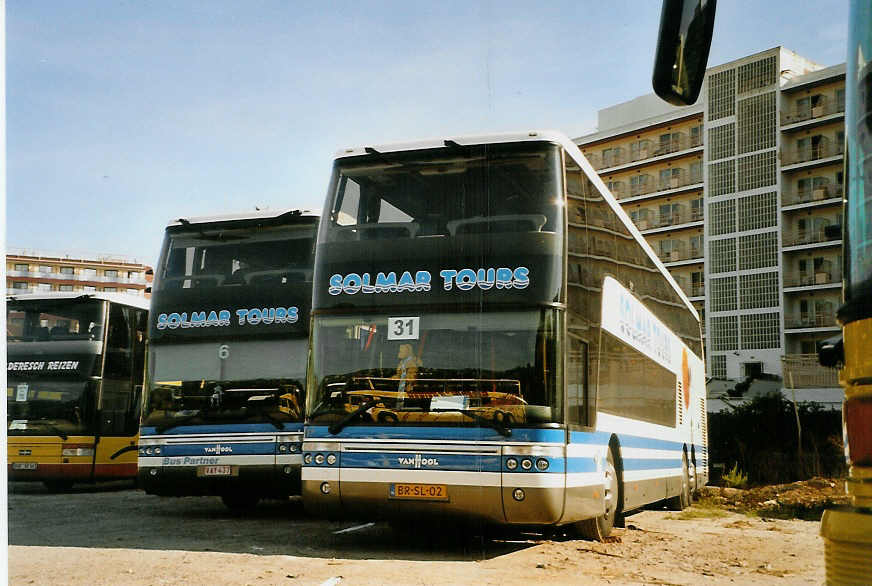 (090'032) - Aus Holland: Solmar - Nr. 31/BR-SL-02 - Van Hool am 7. Oktober 2006 in Calella, Parkplatz