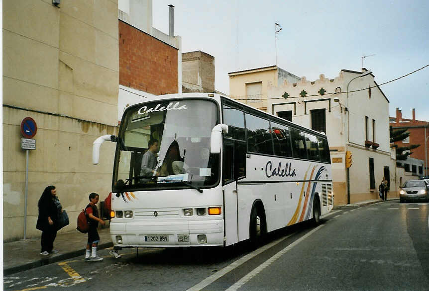 (090'108) - Calella, Calella - Nr. 104/1202 BBV - Renault am 9. Oktober 2006 in Calella, Bushaltestelle