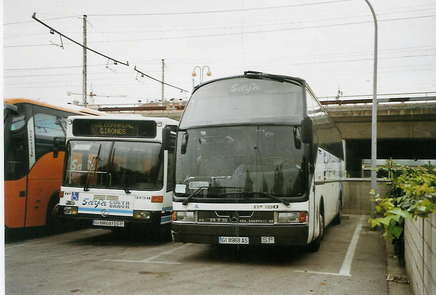 (090'121) - Sarfa, Costa Brava - Nr. 180/GI 8968 AS - Mercedes/Ayats am 9. Oktober 2006 beim Bahnhof Girona