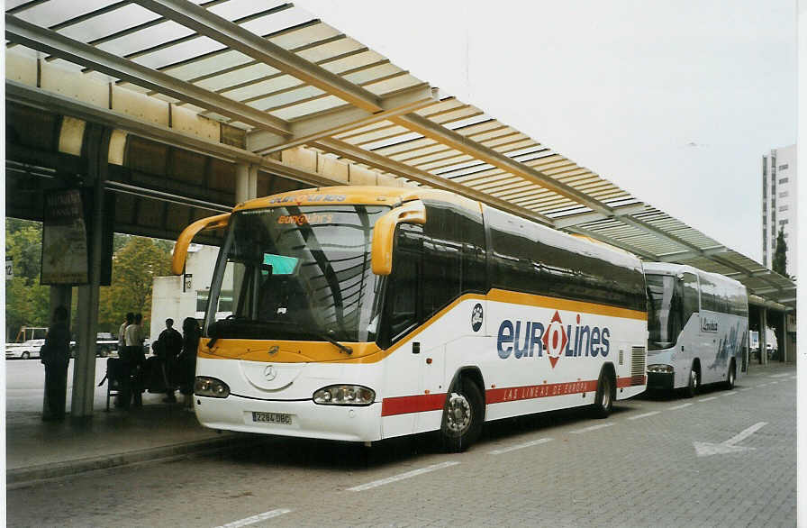 (090'129) - Eurolines - Nr. 824/2284 DBC - Mercedes/Irizar am 9. Oktober 2006 beim Bahnhof Girona