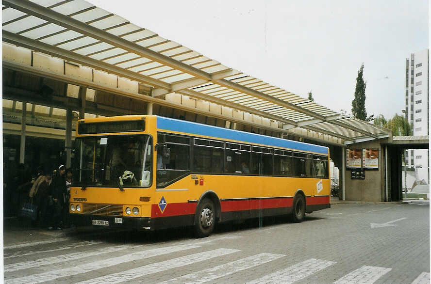 (090'133) - TMG Girona - Nr. 4/GI 2289 AJ - Volvo am 9. Oktober 2006 beim Bahnhof Girona