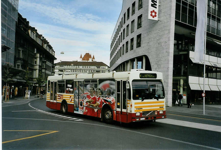 (090'425) - STI Thun - Nr. 36/BE 443'836 - Volvo/R&J (ex SAT Thun Nr. 36) am 8. November 2006 beim Bahnhof Thun
