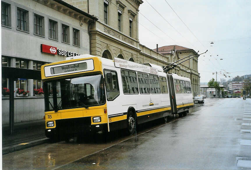 (090'527) - VBSH Schaffhausen - Nr. 115 - NAW/Hess Gelenktrolleybus am 11. November 2006 beim Bahnhof Schaffhausen