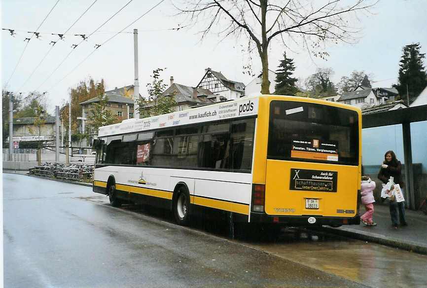 (090'529) - VBSH Schaffhausen - Nr. 33/SH 38'033 - Volvo/Hess am 11. November 2006 beim Bahnhof Schaffhausen