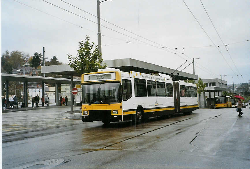 (090'530) - VBSH Schaffhausen - Nr. 116 - NAW/Hess Gelenktrolleybus am 11. November 2006 beim Bahnhof Schaffhausen