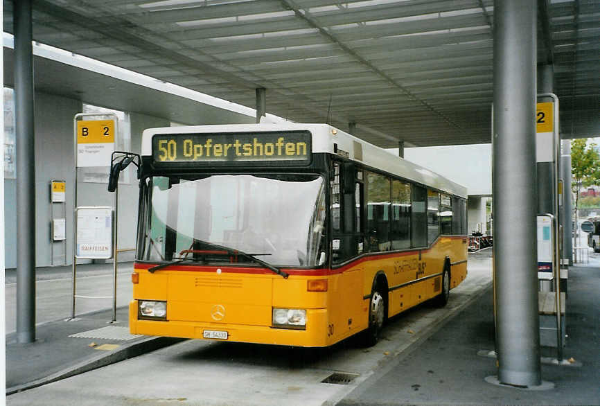 (090'600) - SB Schaffhausen - Nr. 30/SH 54'330 - Mercedes (ex Rattin, Schaffhausen Nr. 13) am 11. November 2006 beim Bahnhof Schaffhausen